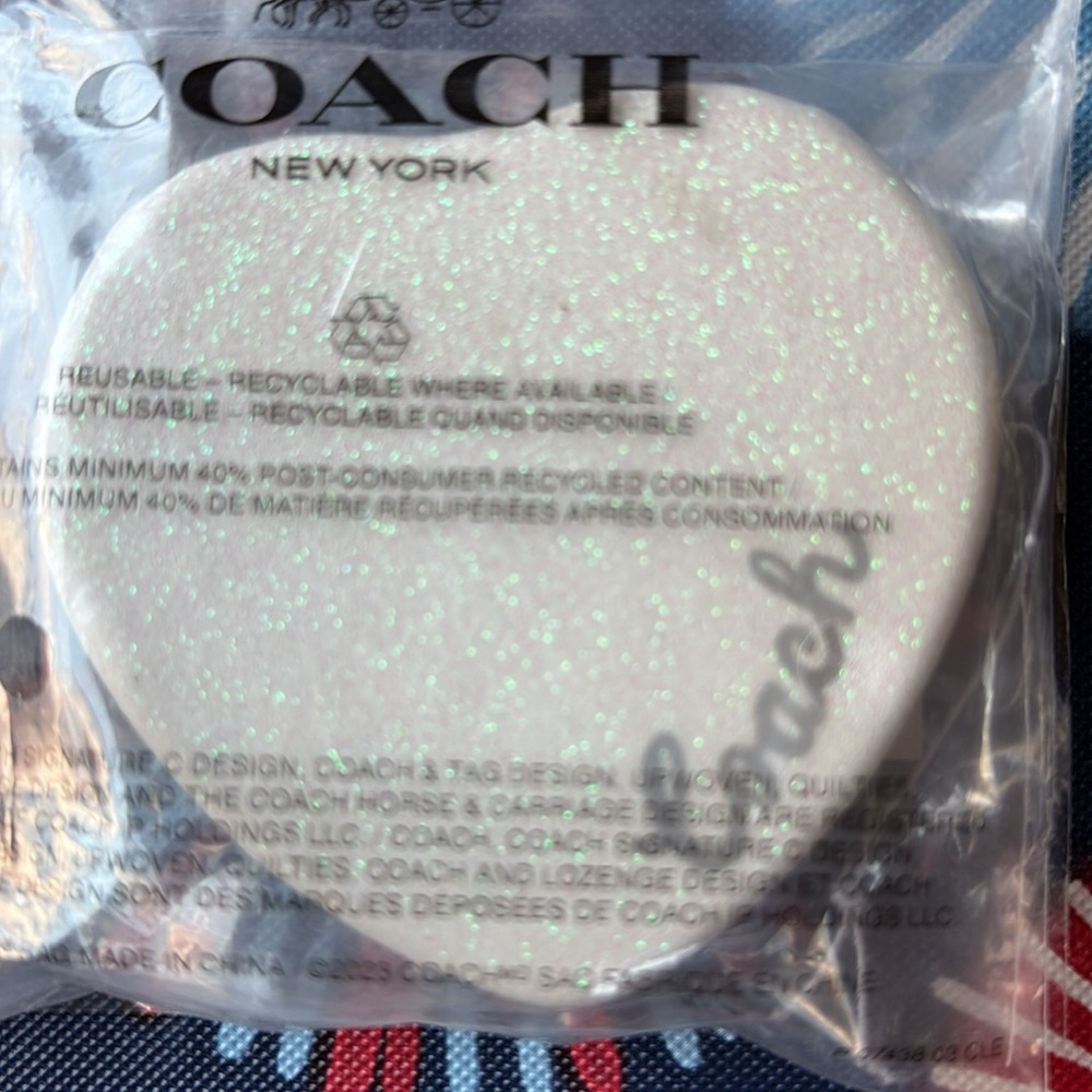 🪞🤍🪞Coach Glittery White Heart Compact Mirror 🪞🤍🪞 NWT 🪞🤍🪞 - Picture 3 of 16